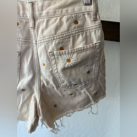 Pacsun|Floral daisy embroidered ultra high waisted vintage denim shorts in cream - Picture 6 of 15